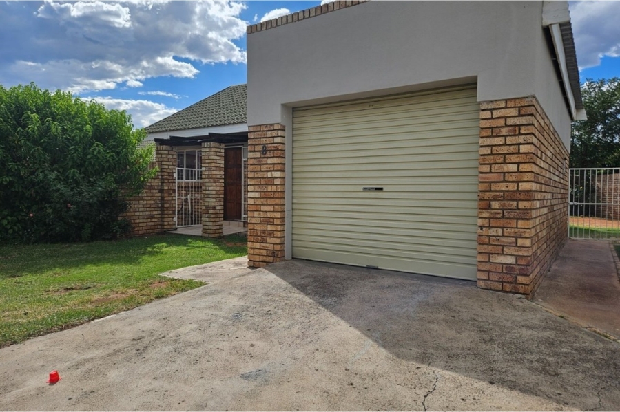 2 Bedroom Property for Sale in Roylglen Gardens Northern Cape